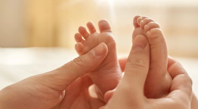Pentingnya Sentuhan dan Pijatan untuk Perkembangan Bayi