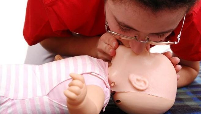 Perbedaan Resusitasi Neonatus dengan Resusitasi Dewasa dan Anak